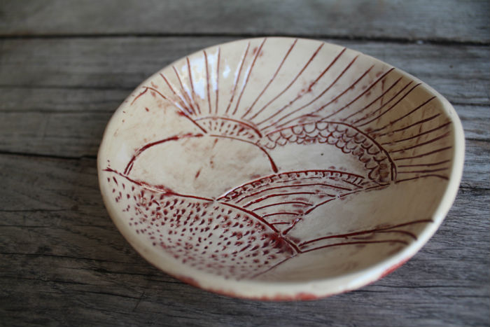 Mon bol rouge à paysage&nbsp;naïf